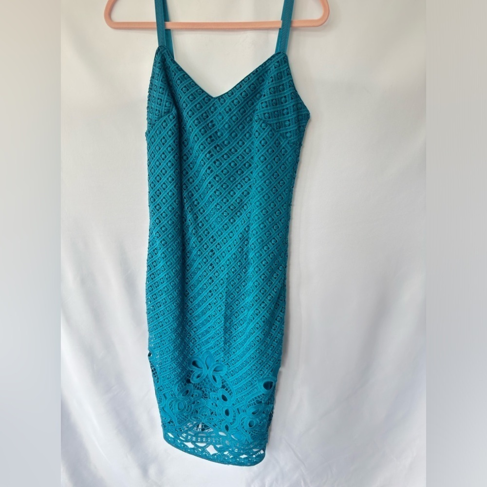 White House Black Market eyelet teal blue midi dress in women’s size 6. EUC!!